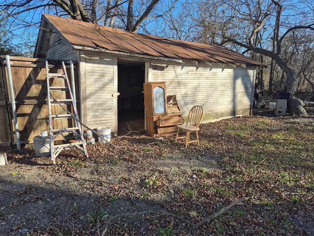 307 West Spruce Street Whitewright, TX 75491 - Photo 8 of 12 a backyard of a house with table and chairs