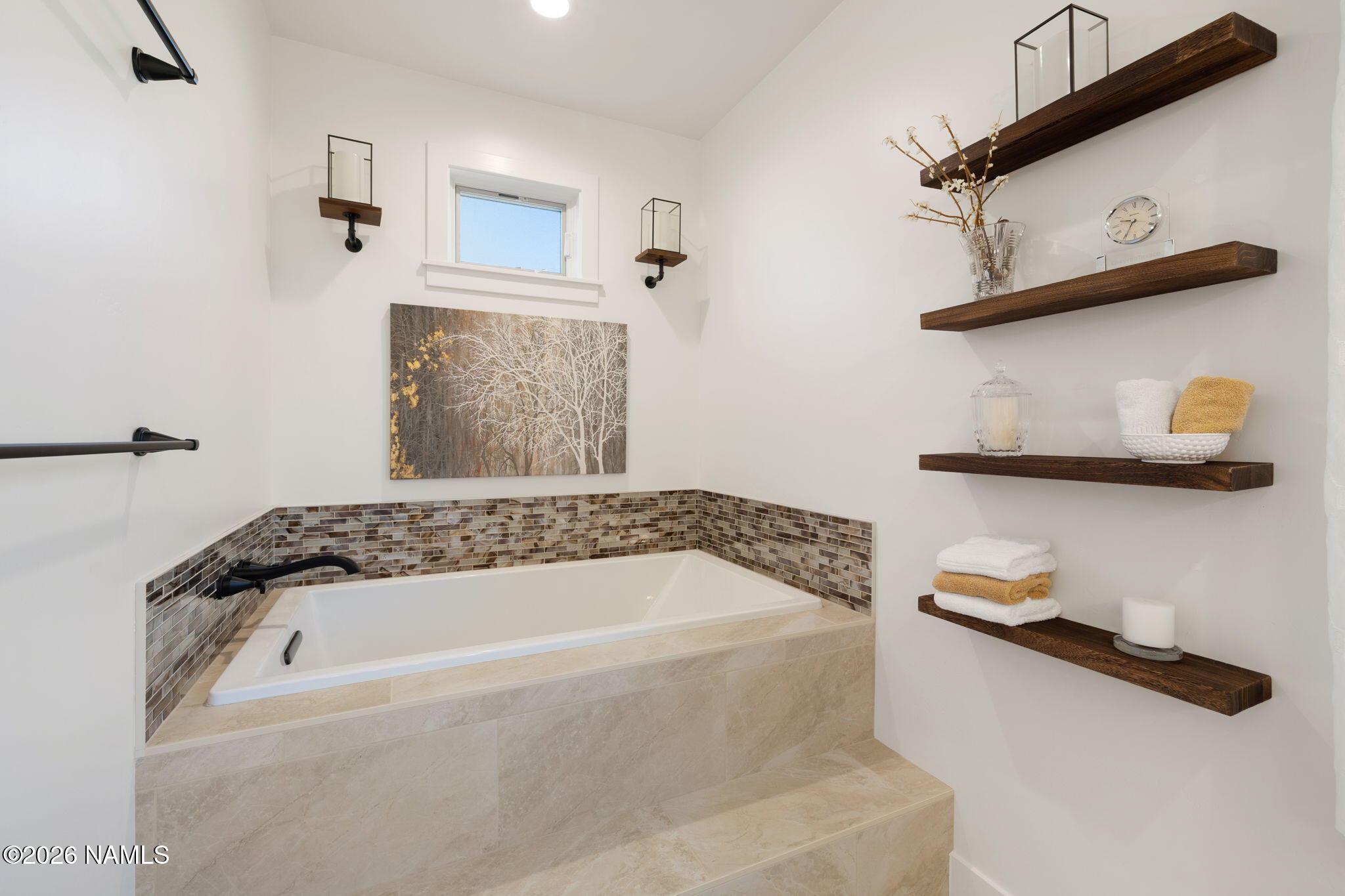 2672 Ridgewood Way Williams, AZ 86046 - Photo 31 of 57 Soaking tub!