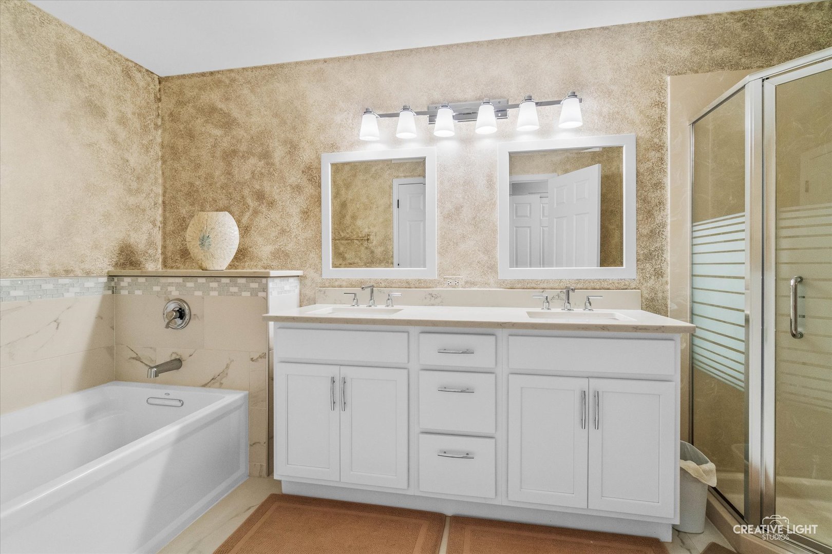 607 Kingsbridge Drive Carol Stream, IL 60188 - Photo 12 of 21 a bathroom with a tub sink and mirror