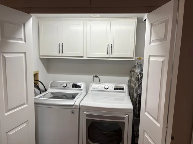 $359,900 | 607 Kingsbridge Drive, Carol Stream, IL 60188