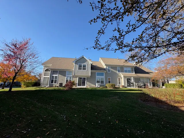 $359,900 | 607 Kingsbridge Drive, Carol Stream, IL 60188