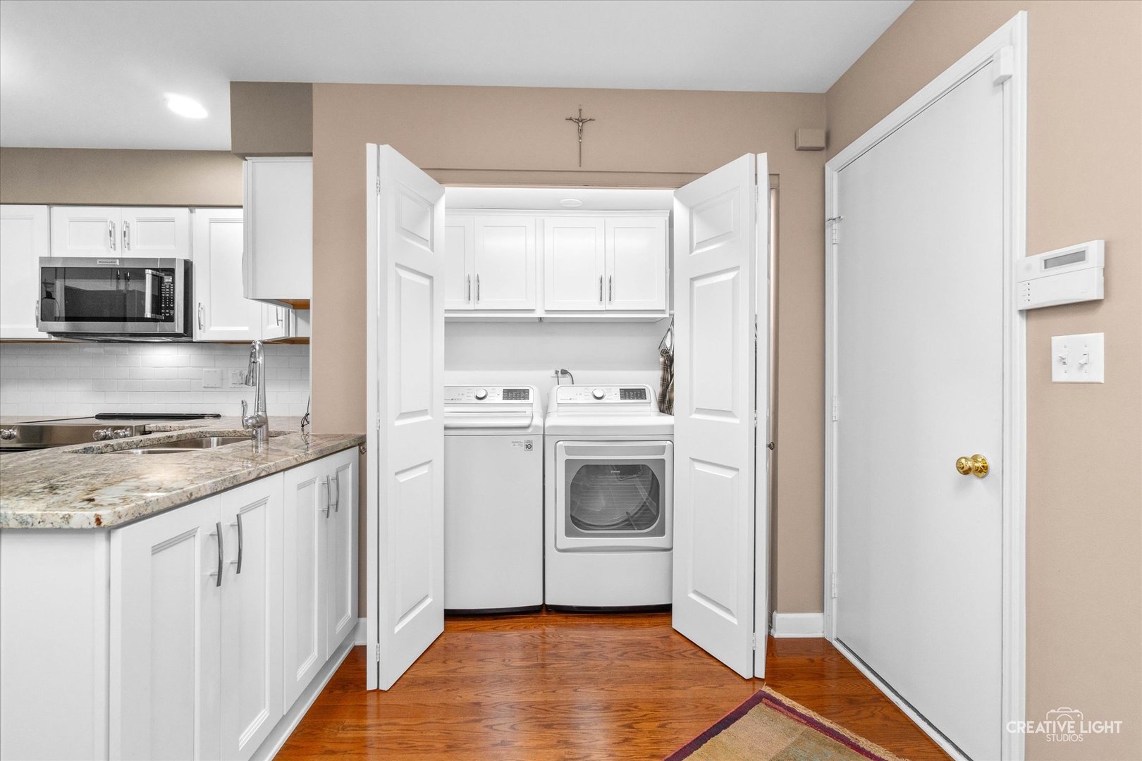 607 Kingsbridge Drive Carol Stream, IL 60188 - Photo 8 of 21 a kitchen with a stove a sink and a refrigerator