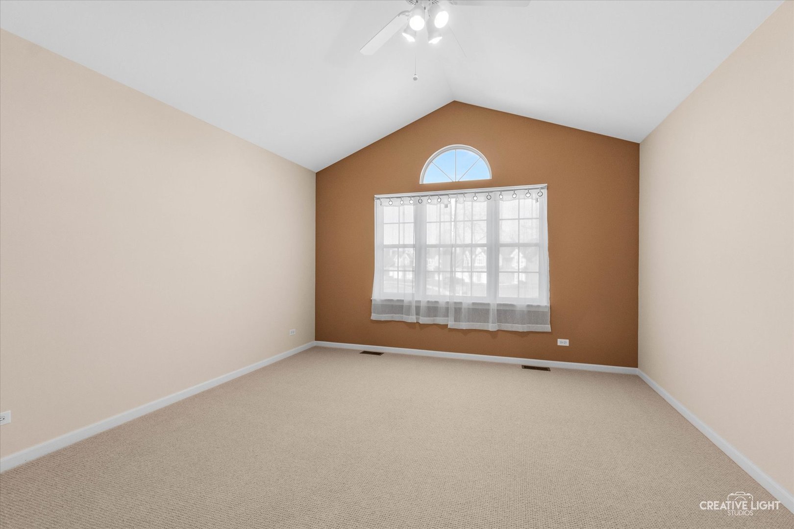 607 Kingsbridge Drive Carol Stream, IL 60188 - Photo 9 of 21 an empty room with windows