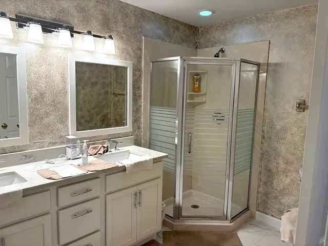 $359,900 | 607 Kingsbridge Drive, Carol Stream, IL 60188