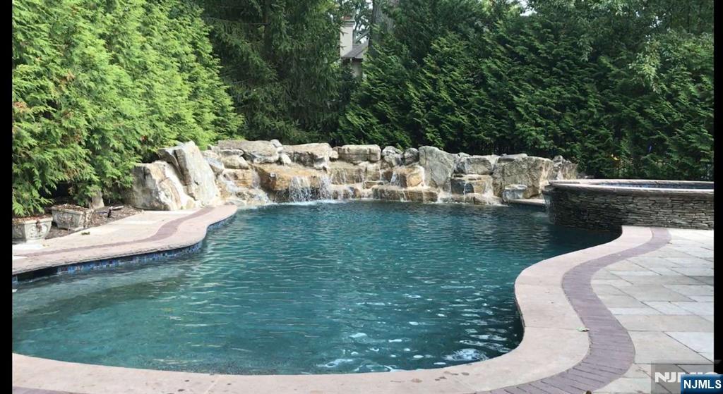 8 Wainwright Court Closter, NJ 07624 - Photo 2 of 29