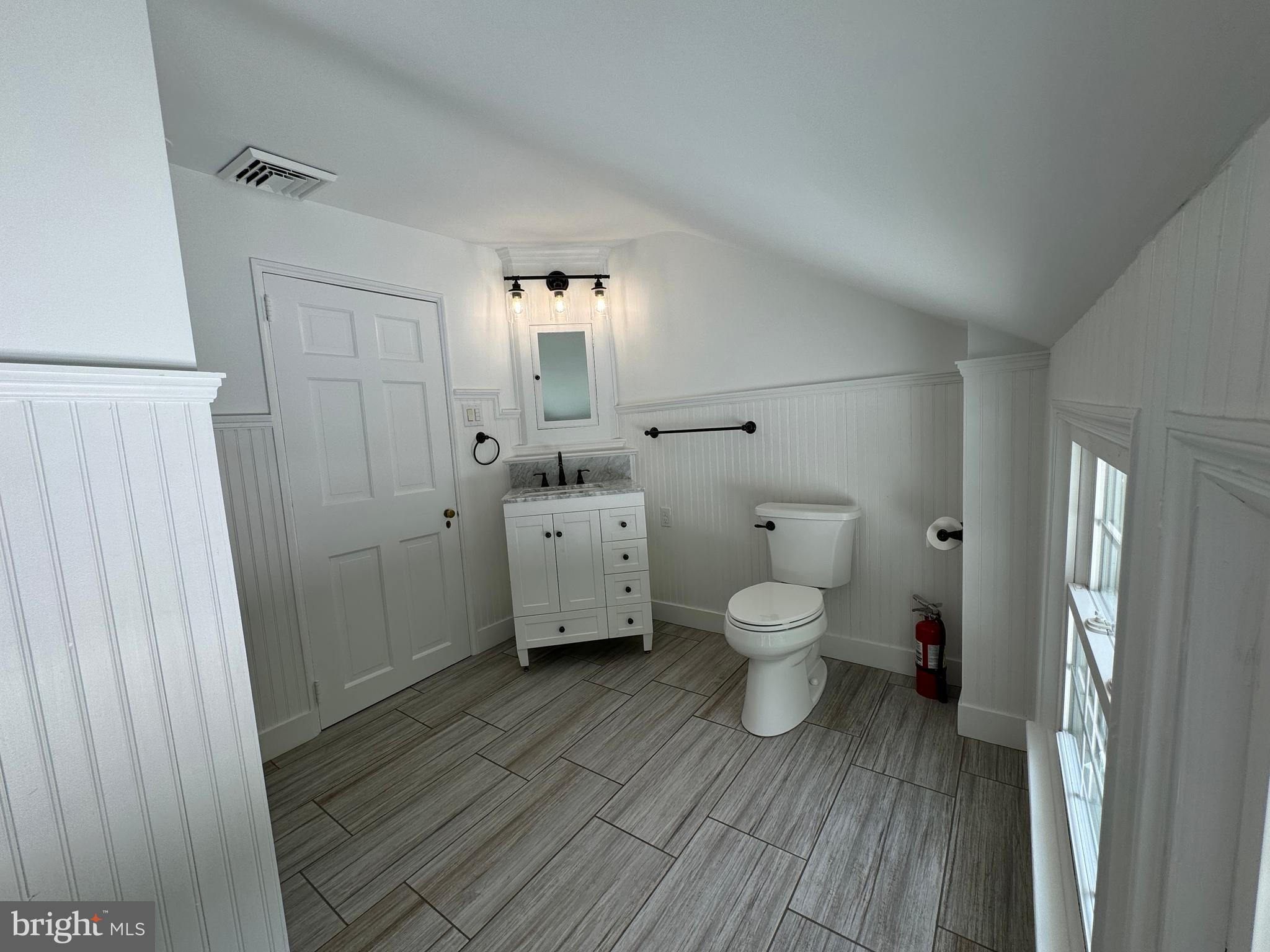 553 Worthington Road Chester Springs, PA 19425 - Photo 23 of 33 a bathroom with a toilet a sink and mirror