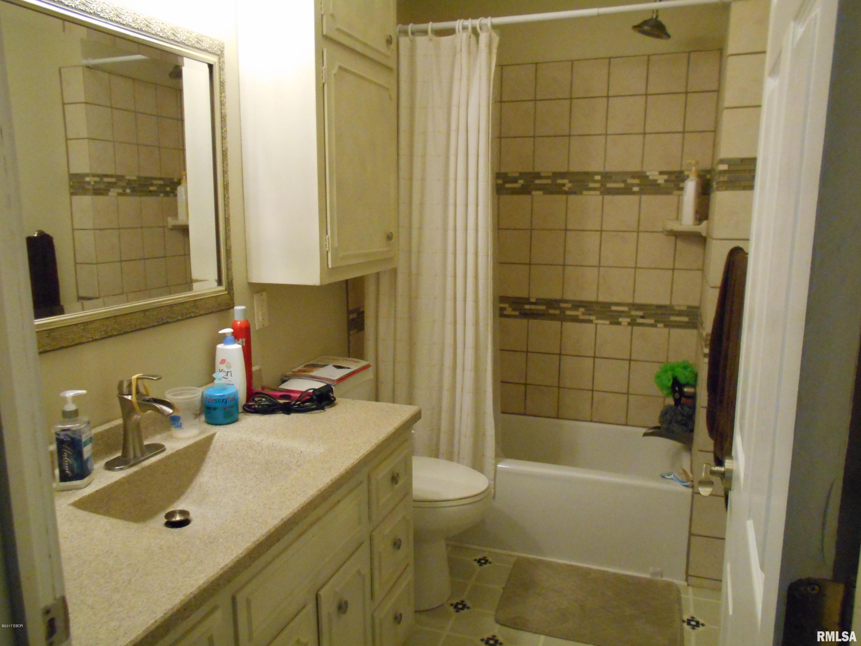 111 West Maple Street Flora, IL 62839 - Photo 8 of 17 Gallery Image 8