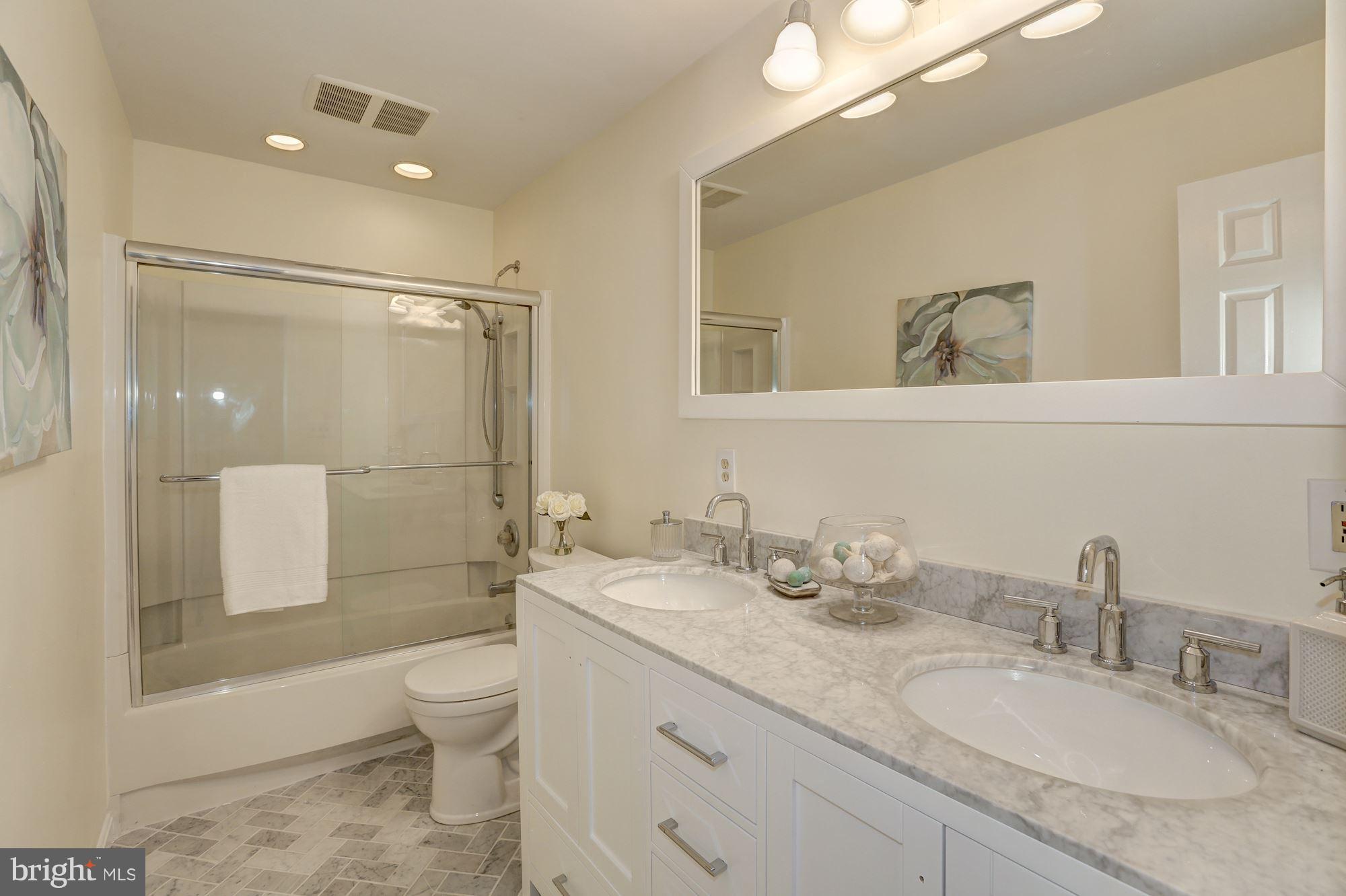 1762 Willard Street Northwest, Unit 1 Washington, DC 20009 - Photo 15 of 18 Bath (Master)