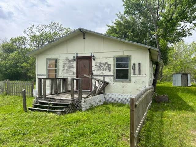a view of a house with backyard and porch