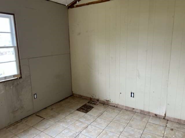 6708 Hawthorne Road Hitchcock, TX 77563 - Photo 5 of 9 a view of a garage