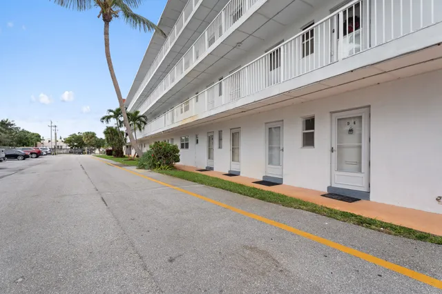 a view of a house with backyard and porch