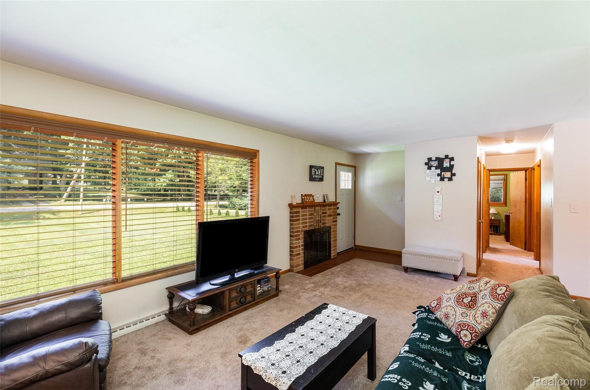 755 West Livingston Road Highland, MI 48357 - Photo 8 of 35 14.Living