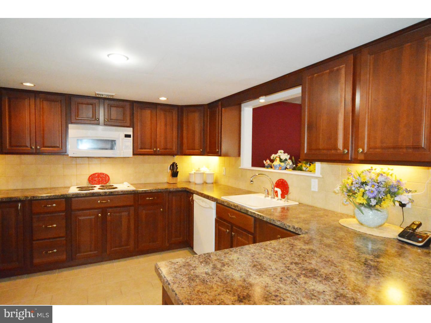 88 Indigo Road Levittown, PA 19057 - Photo 2 of 25 Gallery Image 2