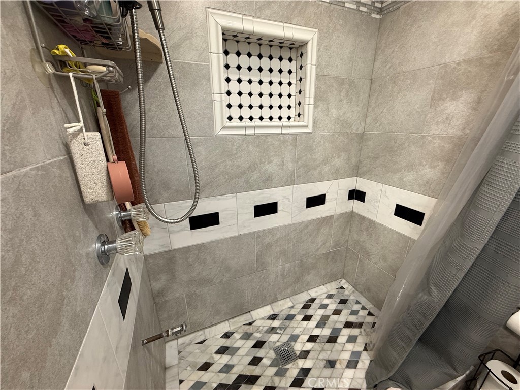 20683 Waalew Road, Unit B37 Apple Valley, CA 92307 - Photo 5 of 24 a bathroom with a bathtub and a shower