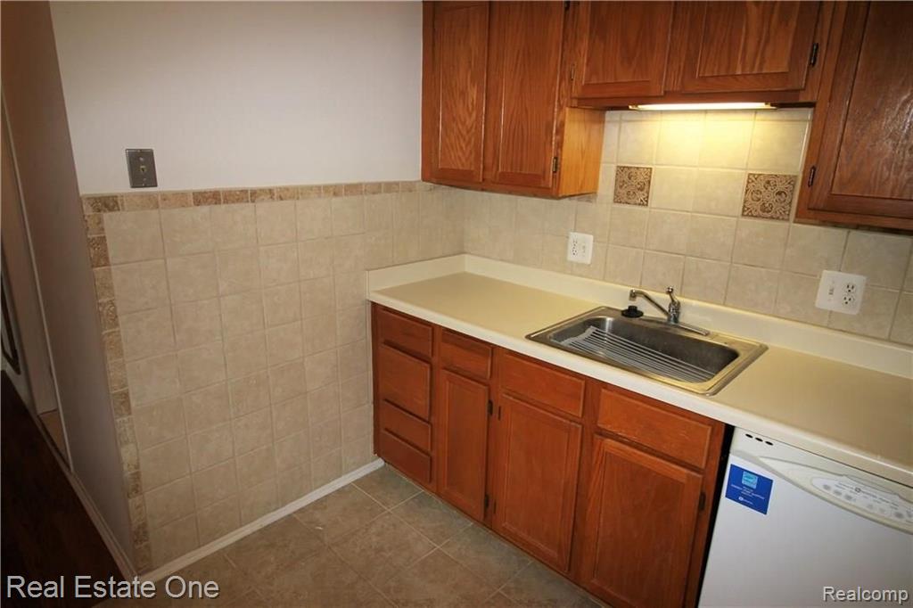 470 Baldwin Avenue Rochester, MI 48307 - Photo 11 of 29