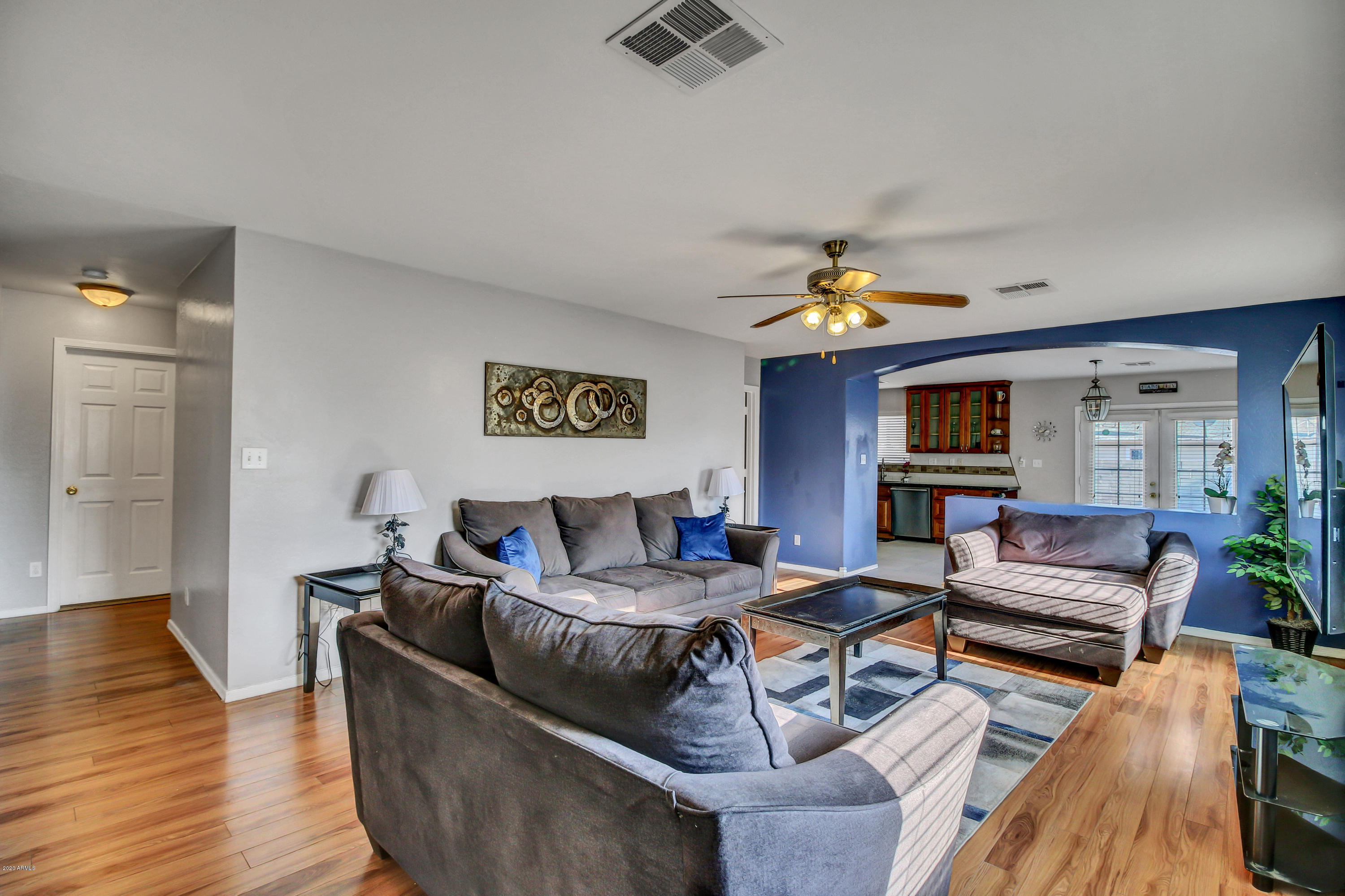 2426 East Roeser Road Phoenix, AZ 85040 - Photo 8 of 41 Living Room