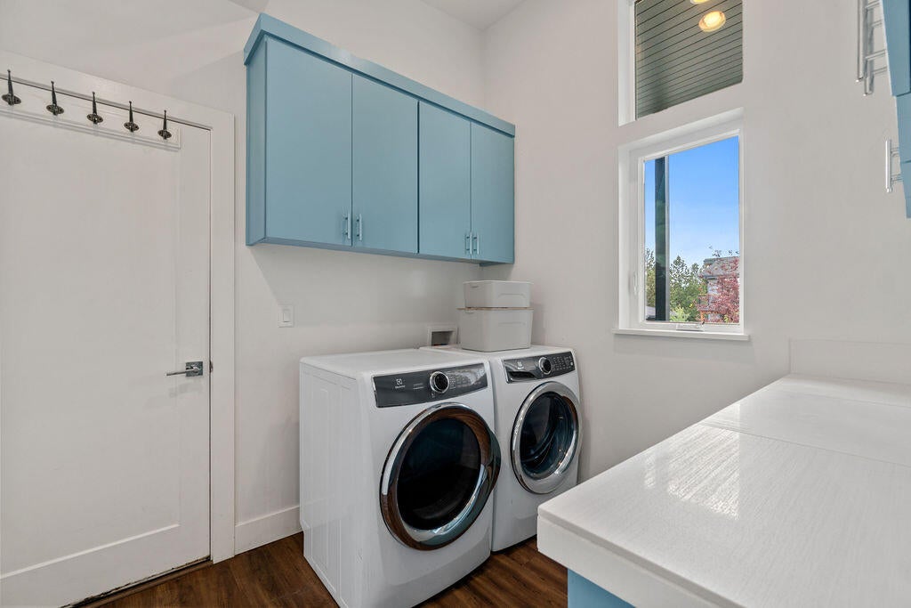 60085 Southeast Ruby Peak Loop Bend, OR 97702 - Photo 17 of 32 Laundry Room