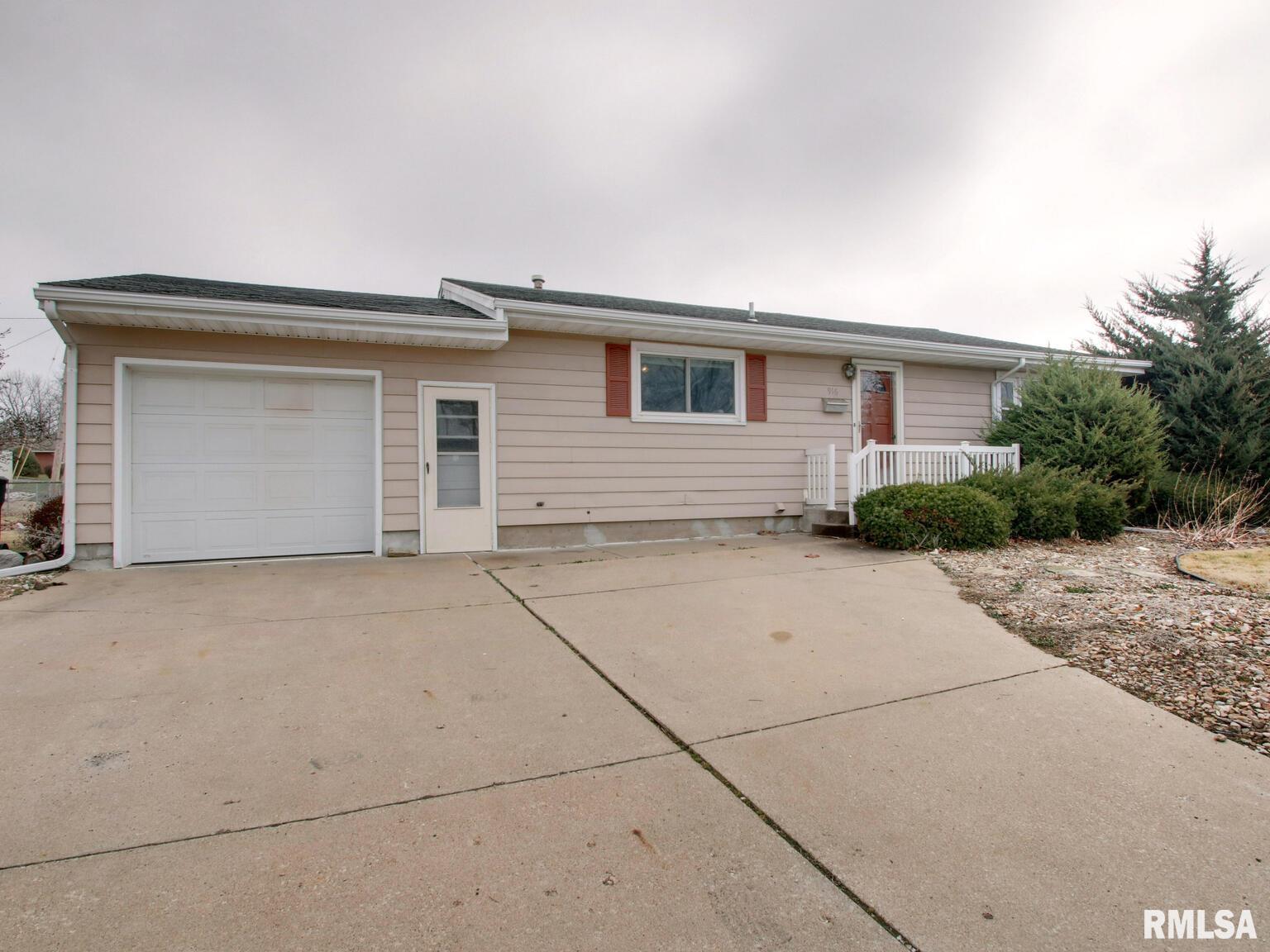 916 North 36th Street Quincy, IL 62305 - Photo 2 of 29