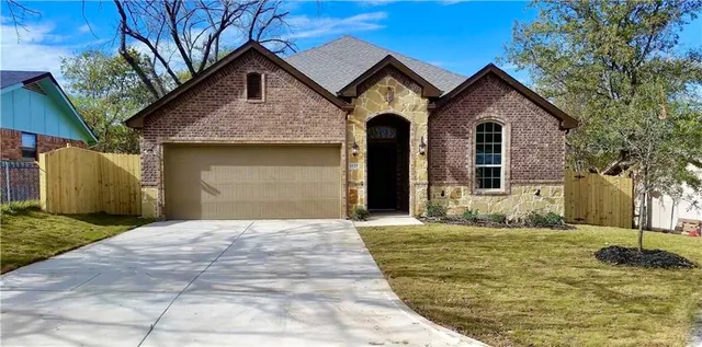 $369,990 | 1525 Avenue A, Grand Prairie, TX 75051