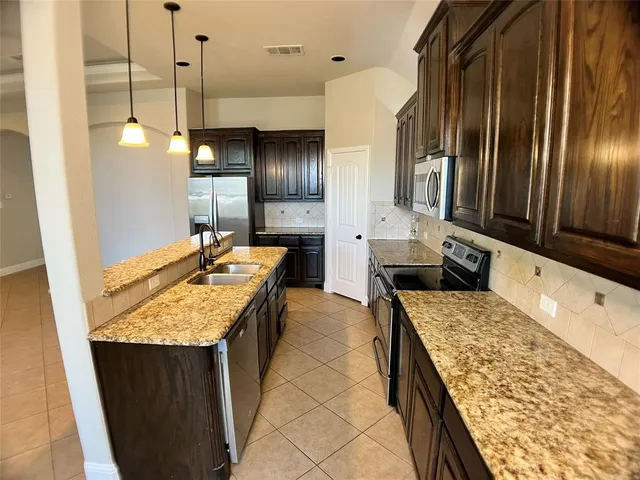 $369,990 | 1525 Avenue A, Grand Prairie, TX 75051