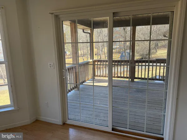en empty room with windows and ceiling fan