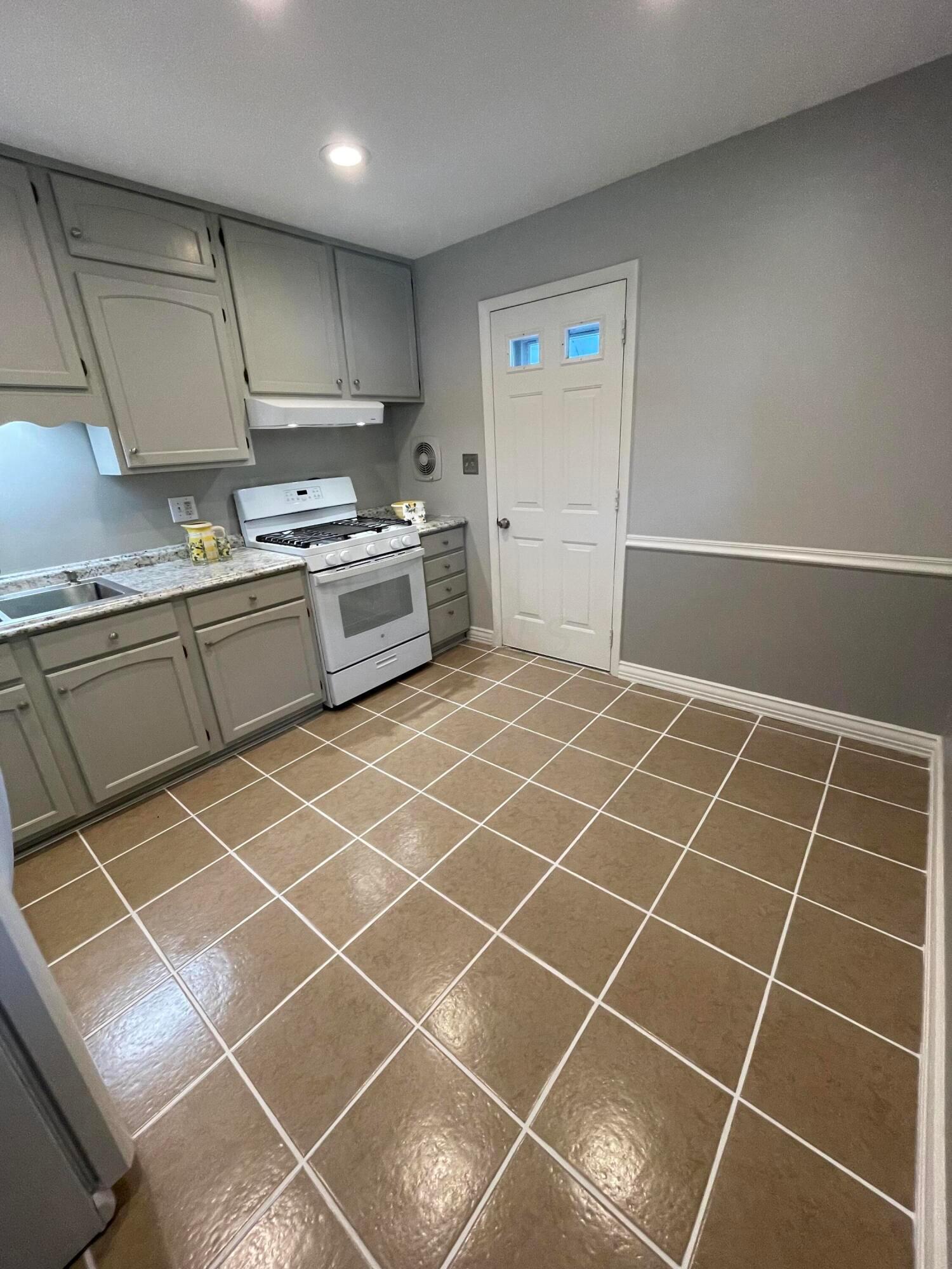 2832 Hillgate Road Columbus, OH 43207 - Photo 7 of 35 2832 Hillgate Kitchen 1