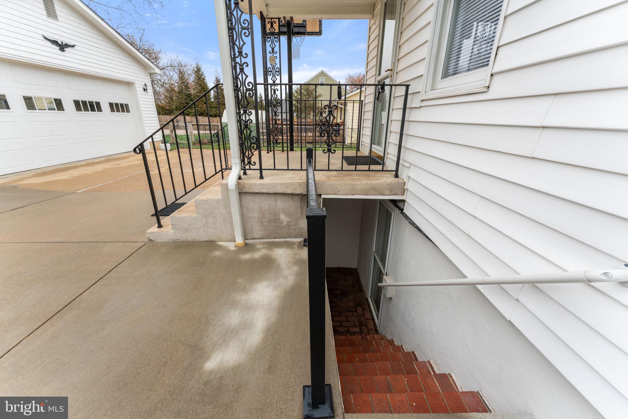 1406 F Street Woodbridge, VA 22191 - Photo 36 of 46 Access to Lower Level