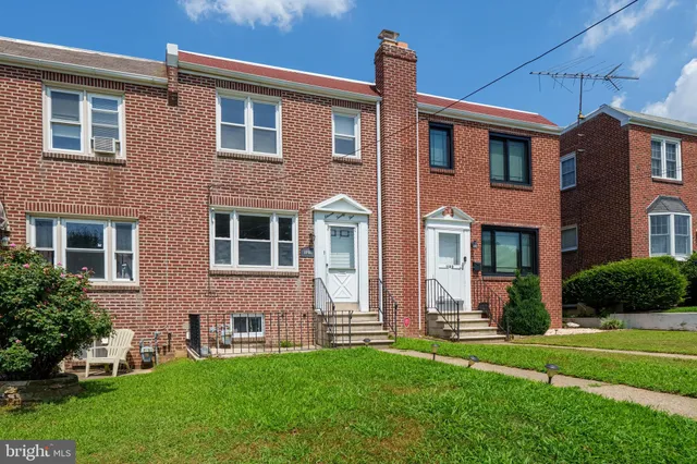 a brick building that has a lots of windows in it