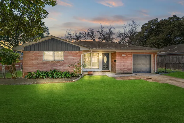 $1,750 | 610 South Belknap Street, Sugar Land, TX 77478