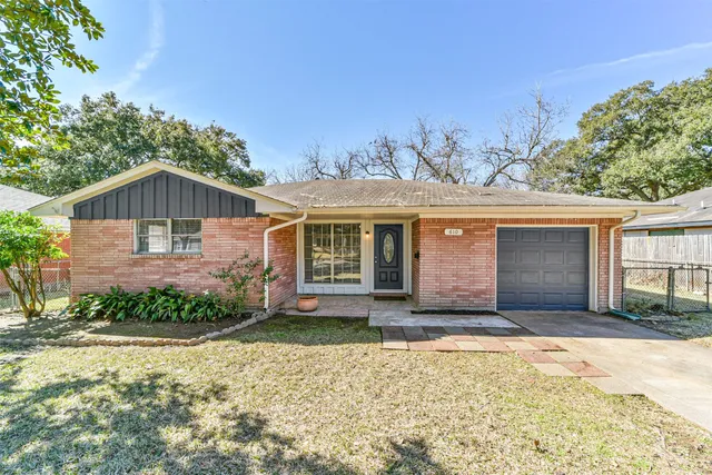 $1,750 | 610 South Belknap Street, Sugar Land, TX 77478