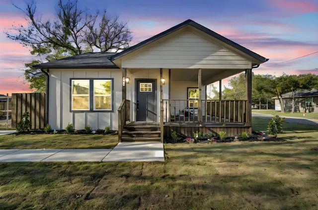 a view of a house with backyard and sitting area
