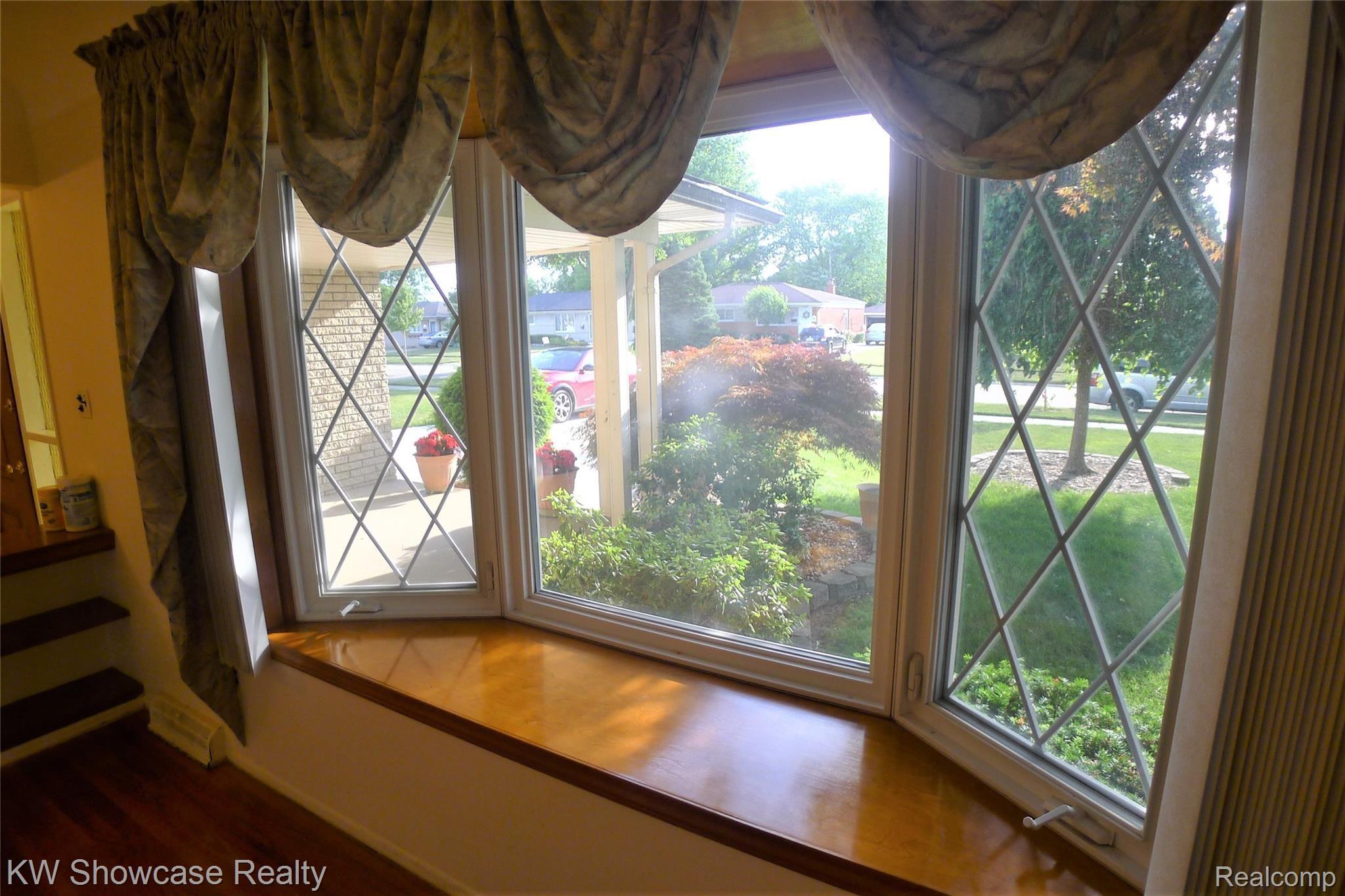 34264 Greentrees Road Sterling Heights, MI 48312 - Photo 7 of 42 Large LR picture Bay Window