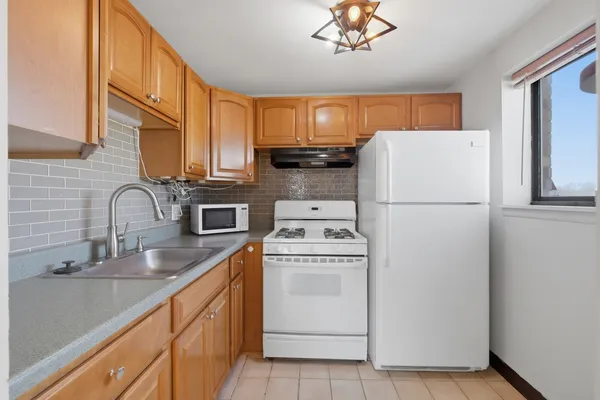 $1,400 | 1460 Fairlane Drive, Unit 228, Schaumburg, IL 60193