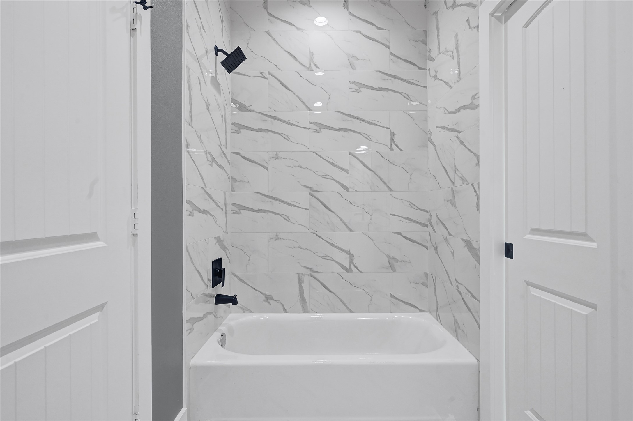 3834 Mt Pleasant Street Houston, TX 77021 - Photo 17 of 50 a bathroom with a bathtub