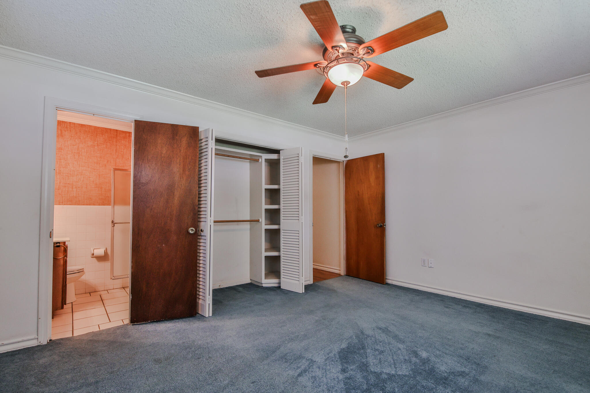 4315 47th Street Lubbock, TX 79413 - Photo 19 of 37 an empty room with closet and a ceiling fan