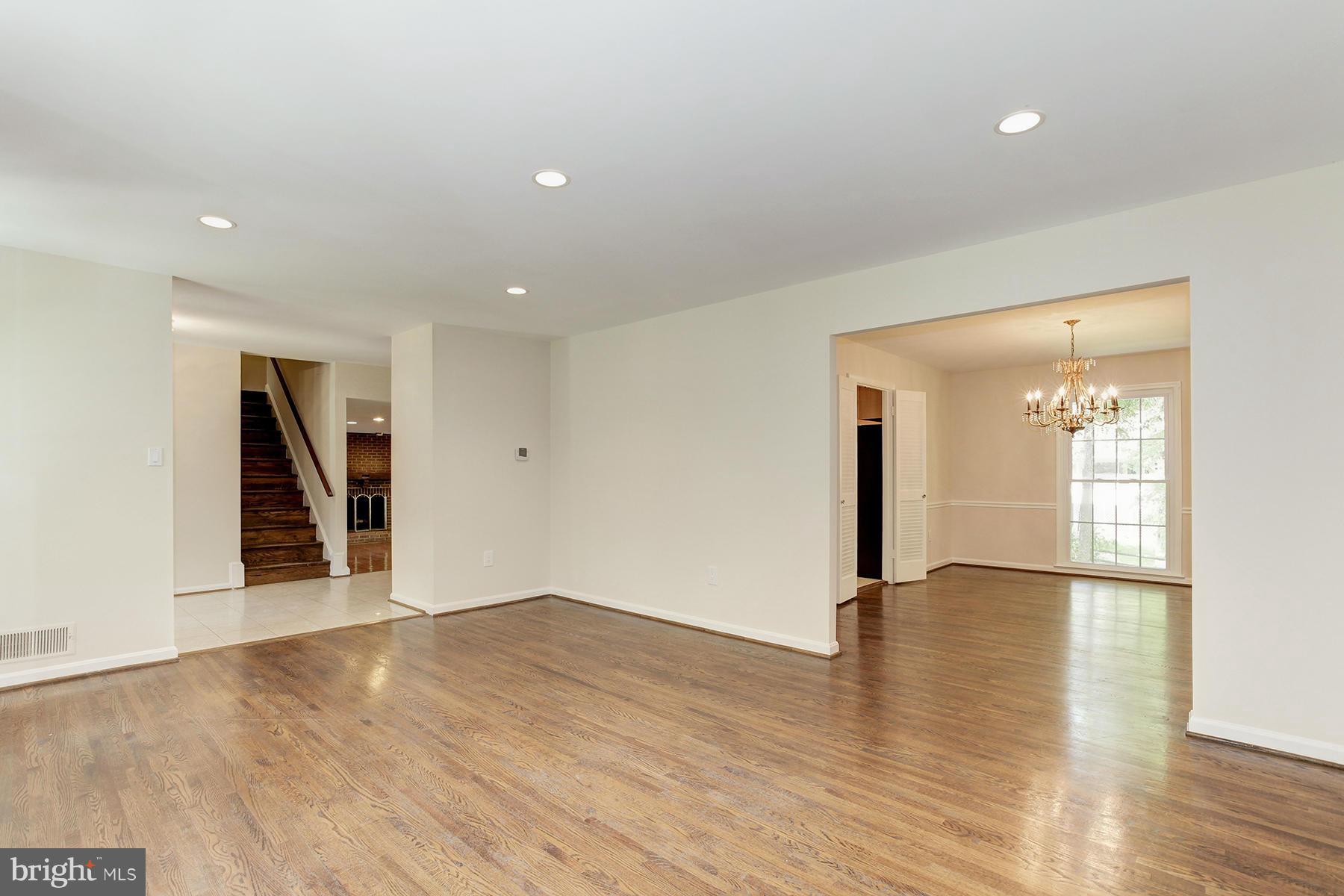 9113 Bells Mill Road Potomac, MD 20854 - Photo 6 of 29 Living Room