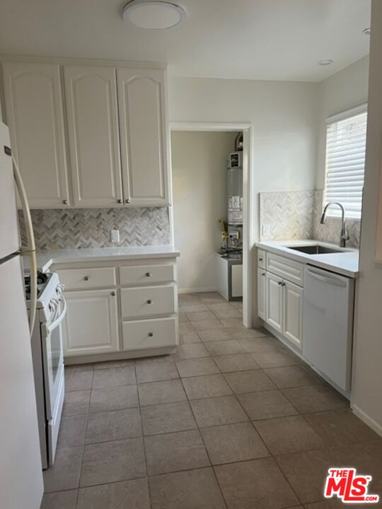 4164 Madison Avenue, Unit B Culver City, CA 90232 - Photo 6 of 21 a kitchen with a stove a sink and a refrigerator