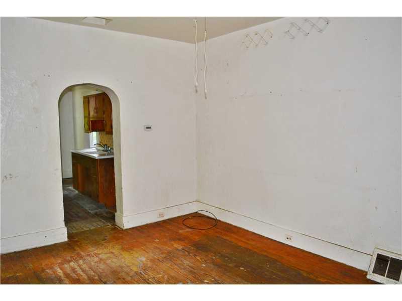 1063 Geyer Road Pittsburgh, PA 15209 - Photo 7 of 20 Living Room.