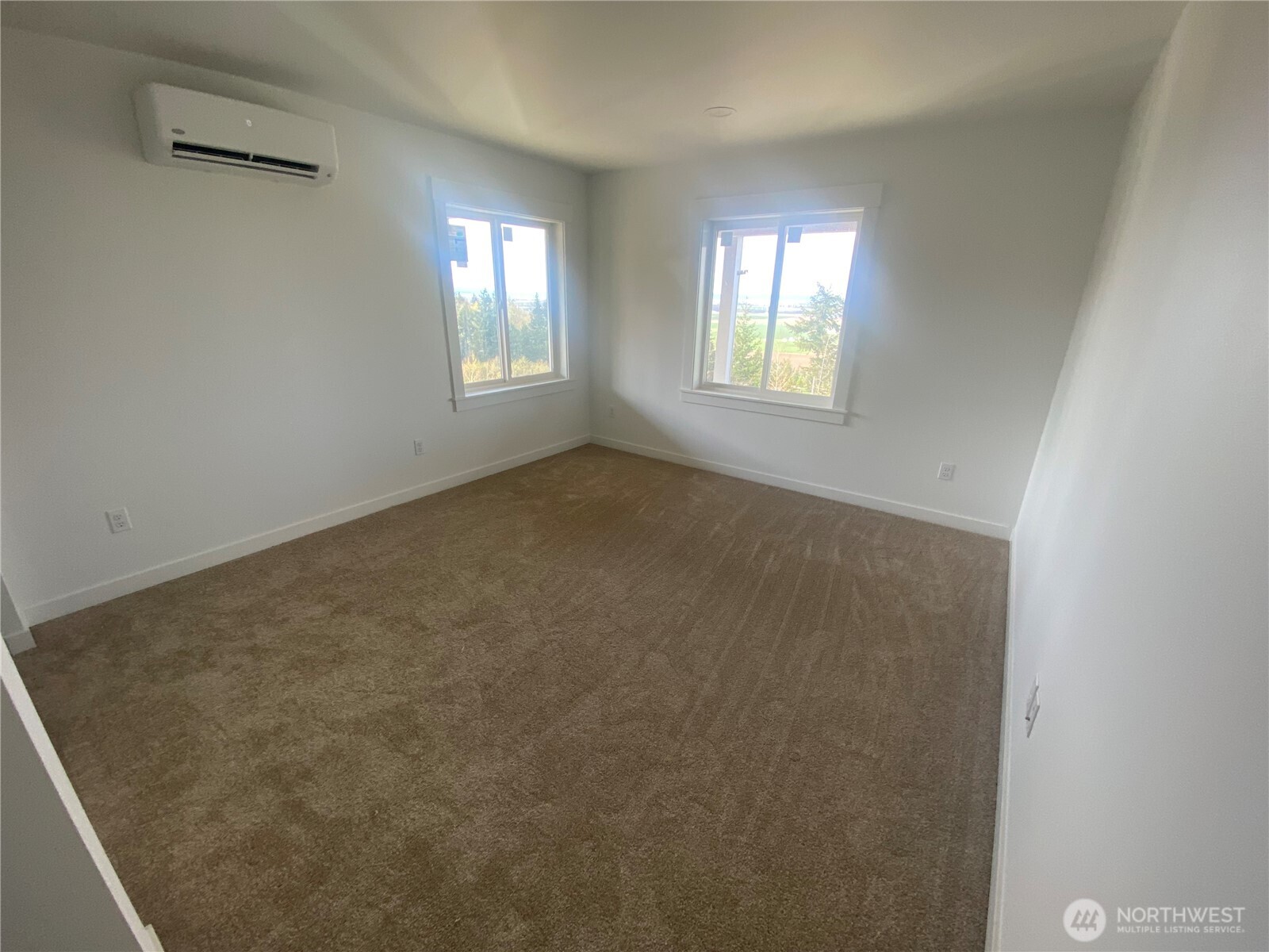 20555 Benson Ridge Mount Vernon, WA 98274 - Photo 21 of 40 an empty room with windows and closet