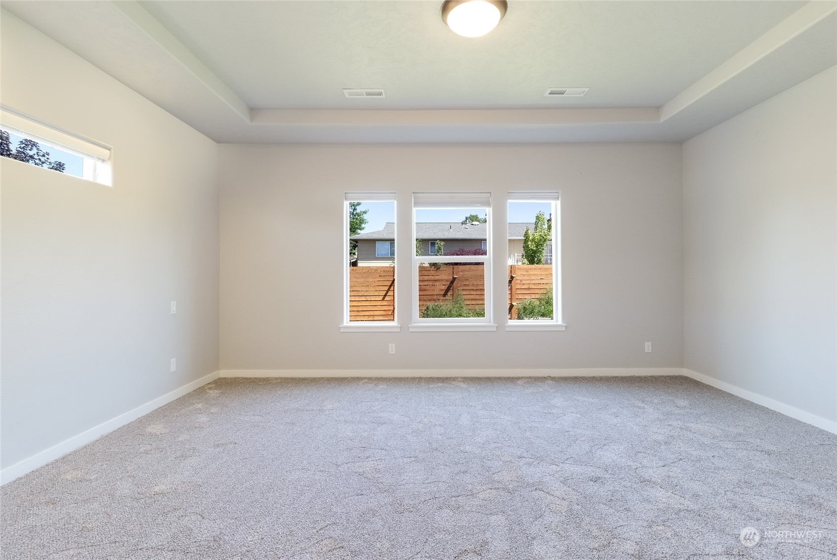 862 Boulder Street Walla Walla, WA 99362 - Photo 13 of 38 an empty room with windows