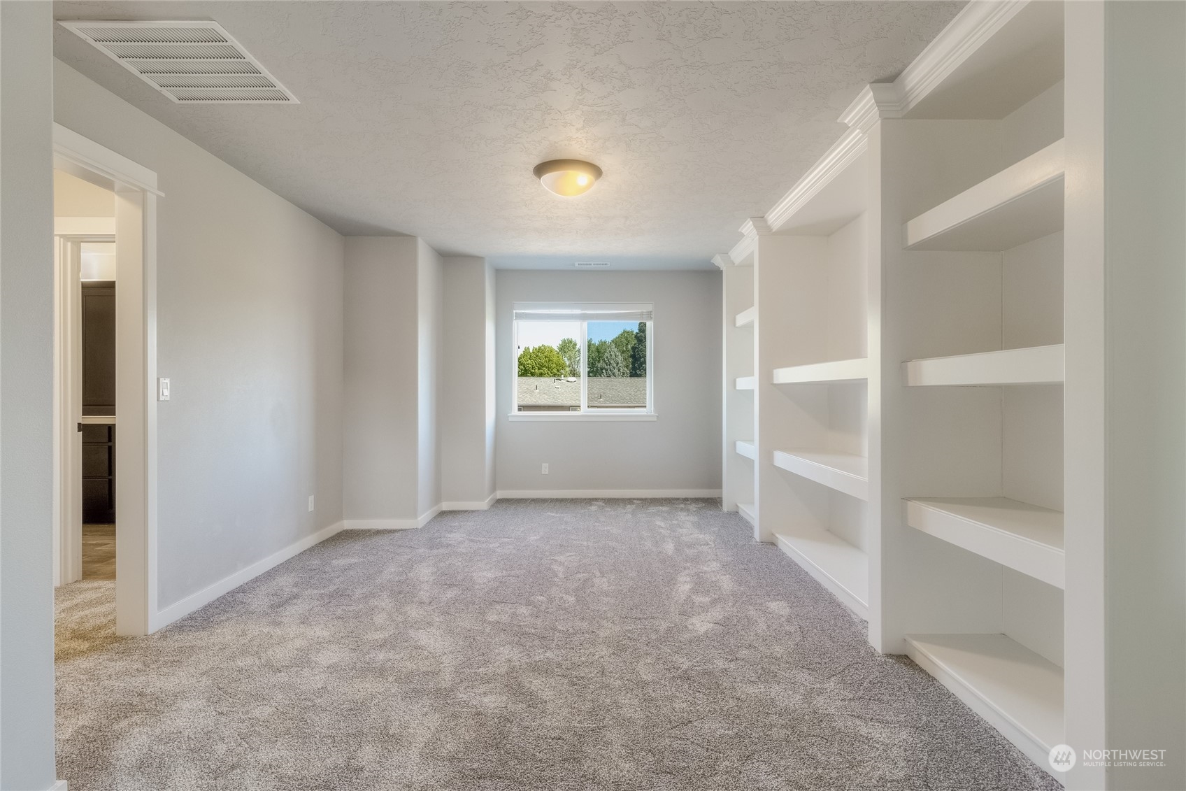 862 Boulder Street Walla Walla, WA 99362 - Photo 19 of 38 an empty room with windows