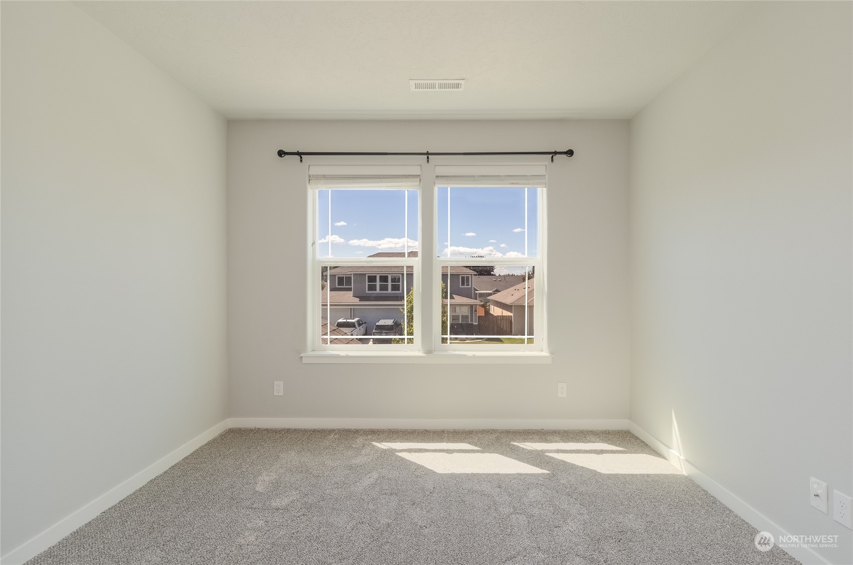 862 Boulder Street Walla Walla, WA 99362 - Photo 24 of 38 an empty room with a window