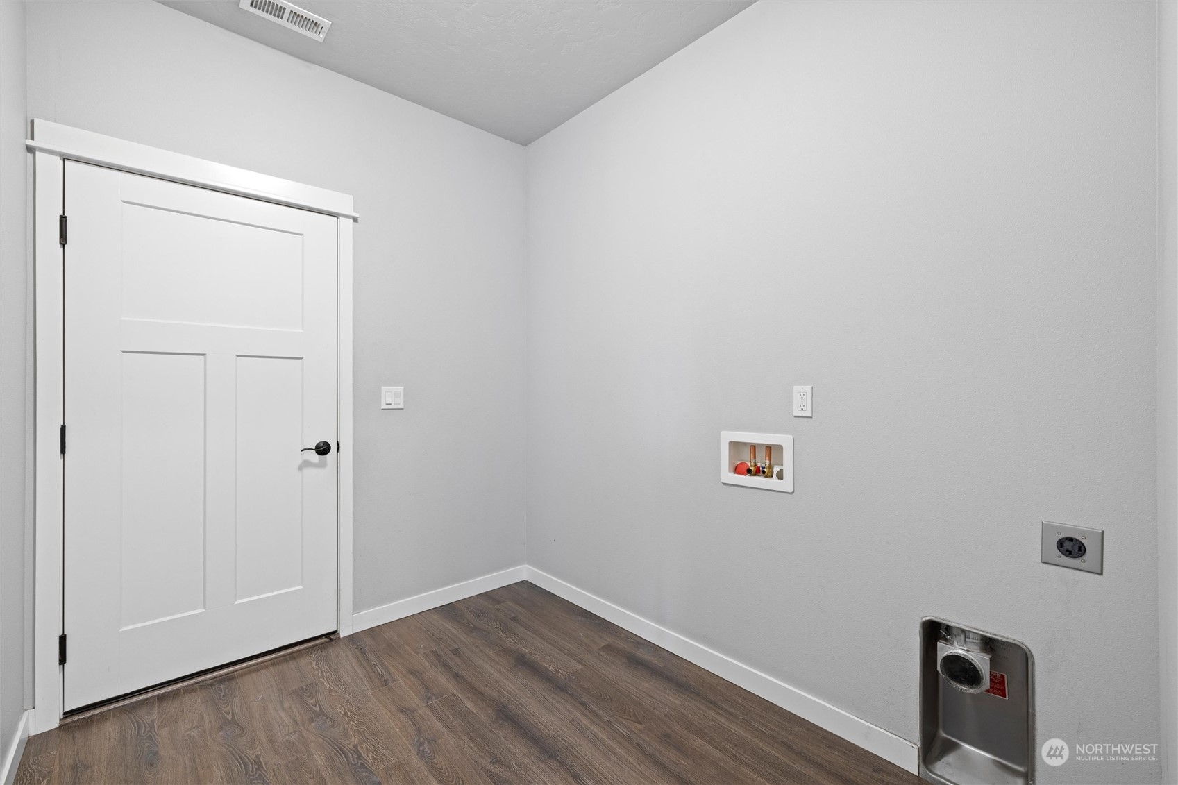 862 Boulder Street Walla Walla, WA 99362 - Photo 28 of 38 a view of a small space with wooden floor and a window