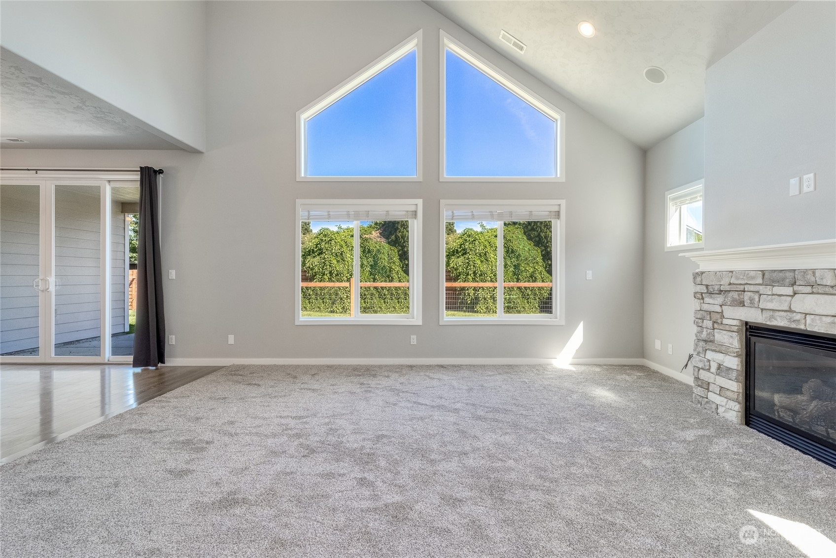 862 Boulder Street Walla Walla, WA 99362 - Photo 5 of 38 an empty room with windows and fireplace