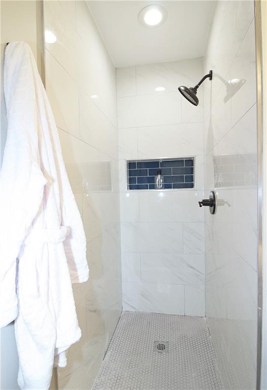 2450 Elkhorn Drive Decatur, GA 30034 - Photo 15 of 32 a bathroom with a shower