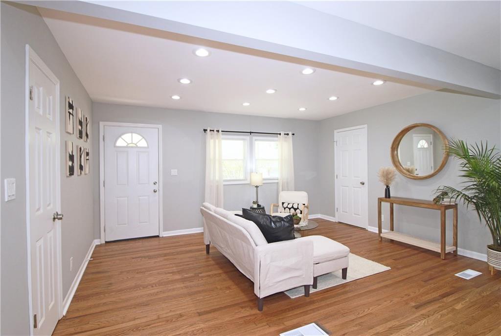 2450 Elkhorn Drive Decatur, GA 30034 - Photo 5 of 32 a living room with furniture
