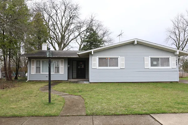 $244,900 | 704 Lincolnwood Drive, Streamwood, IL 60107