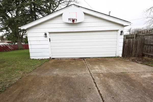 $244,900 | 704 Lincolnwood Drive, Streamwood, IL 60107