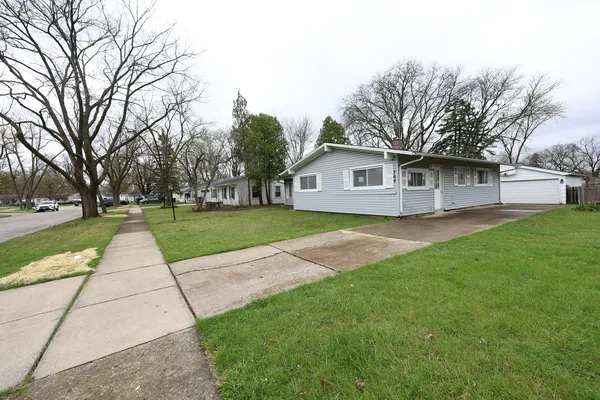 $244,900 | 704 Lincolnwood Drive, Streamwood, IL 60107