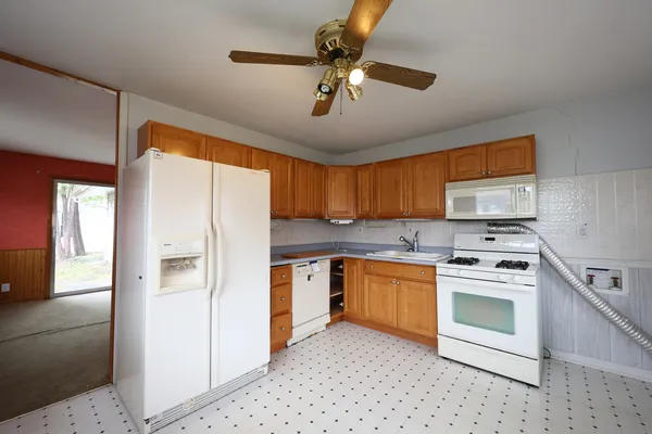 $244,900 | 704 Lincolnwood Drive, Streamwood, IL 60107